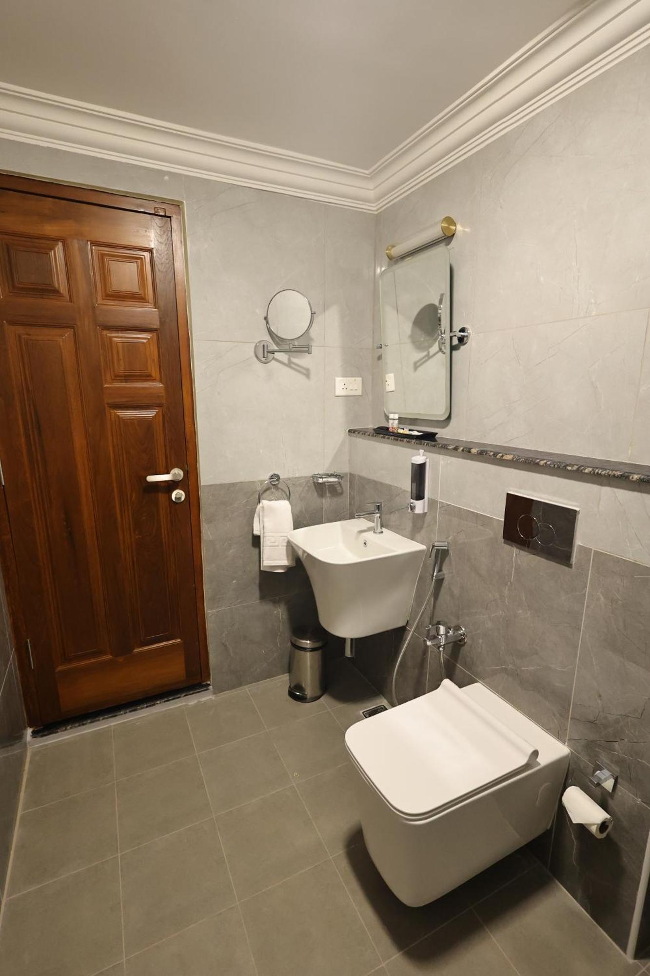 Le Colonial Suites Ποντισερί Εξωτερικό φωτογραφία